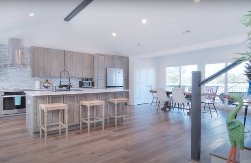 Dixie - Berryhill House | Sunset Shores - Lakefront w/Dock, Private Beach, Game Room, Pets OK, 20 Mins to Uptown, Jacuzzi Tub