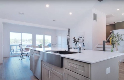 Dixie - Berryhill House | Sunset Shores - Lakefront w/Dock, Private Beach, Game Room, Pets OK, 20 Mins to Uptown, Jacuzzi Tub