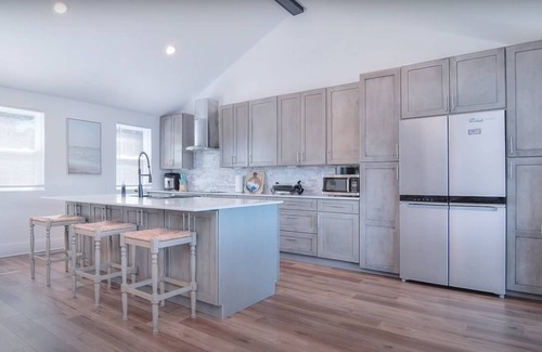 Dixie - Berryhill House | Sunset Shores - Lakefront w/Dock, Private Beach, Game Room, Pets OK, 20 Mins to Uptown, Jacuzzi Tub