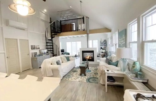 Selkirk Cottage | Sunset Shores on Lake Erie, LA Style Lake House