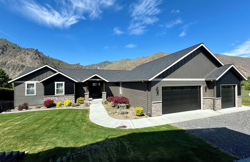 Orondo House | ~SUNSET VIEW LAKE HOUSE~ Lake front, dock on property, private pool & spa!