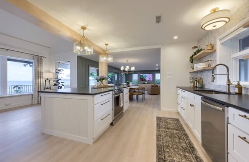 Earlville House | Sunset View Oasis Waterfront w Hot Tub