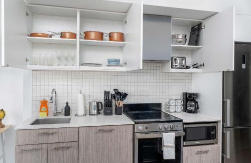 Garden District Apartment | Sunset View Studio by Eaton Centre