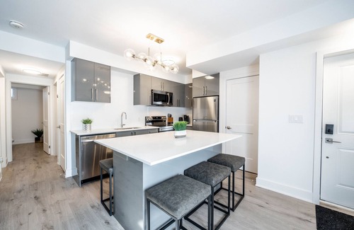 Niagara Falls House | *Sunset x Falls* A Superb Modern Stacked Town + Parking