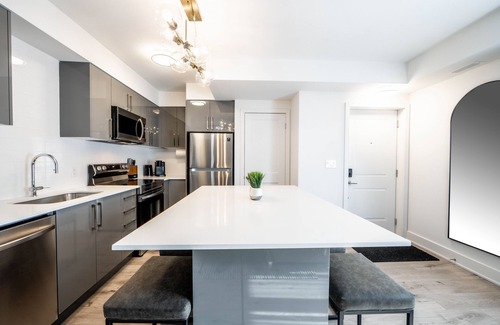 Niagara Falls House | *Sunset x Falls* A Superb Modern Stacked Town + Parking