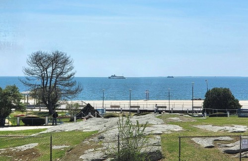 New London House | SUNSETS IN OCEAN BEACH PARK: 6 QUEEN BEDS W/1MIL DOLLAR VIEW OF ATLANTIC OCEAN!