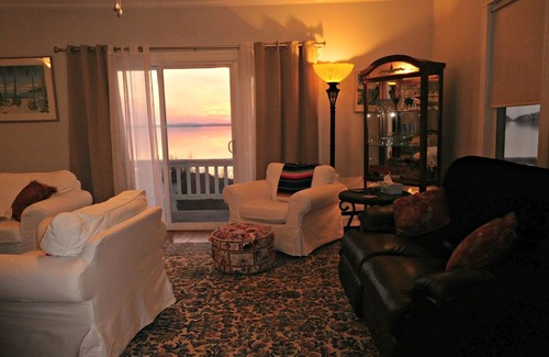 Bayside House | Sunsets on the Bay- Save $$$ includes Holidays see Super Prices on Vrbo Calendar