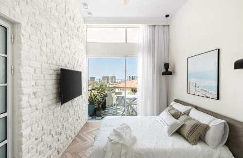 Herzliya Pituach Apartment | Sunsets Paradise 2BR with Parking by Beachfront Stay