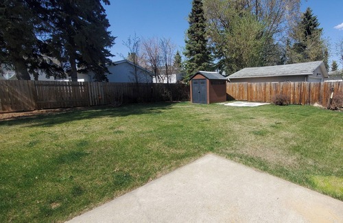 West Edmonton House | Sunshine All day, WEST EDMONTON MALL 5min.away, Air Con, king master and queens