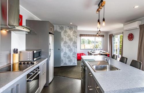 Ohakune House | Sunshine and Snow Lodge - Ohakune Holiday Home