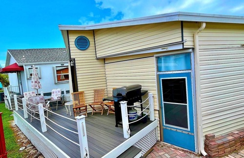 Nettles Island House | Sunshine Beach House - Only a Few Waves Away!