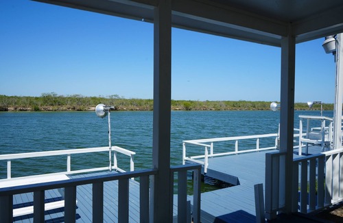 Arroyo City Cottage | Sunshine cabin with a Shared fishing pier Not waterfront
