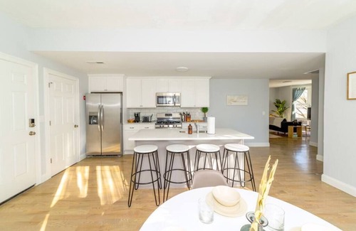 East Rock Apartment | Sunshine Central | Yale | 3BR | Prking | Wshr/Dryr