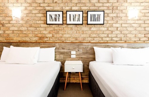 Woombye Hotel | Sunshine Coast Motor Lodge