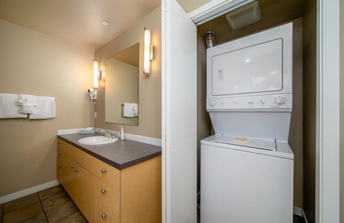Chelan Condo | Sunshine Getaway 307 - 2 bed, 2 bath Condo Near Lakeside Park Lake Chelan