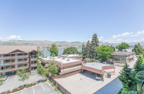 Chelan Condo | Sunshine Getaway 307 - 2 bed, 2 bath Condo Near Lakeside Park Lake Chelan