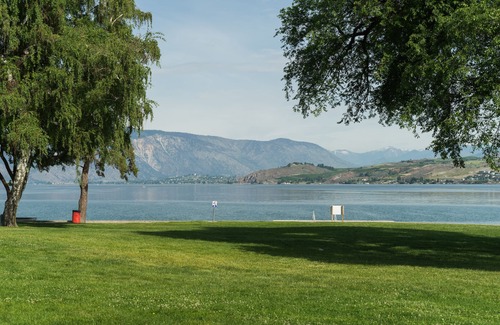 Chelan Condo | Sunshine Getaway 307 - 2 bed, 2 bath Condo Near Lakeside Park Lake Chelan