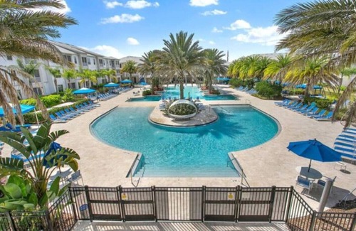Southside Apartment | Sunshine Haven: 2BR w/Pool, Theater, Gym, Tennis