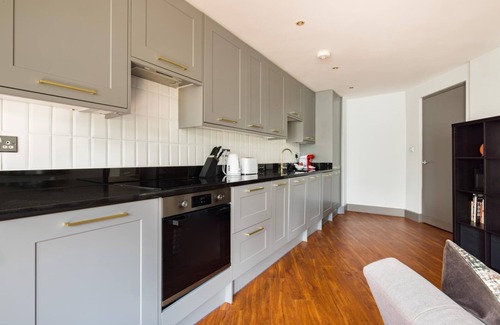 St. Mary's Park Apartment | Sunshine In My Mood – 2 Bedroom Flat in Battersea