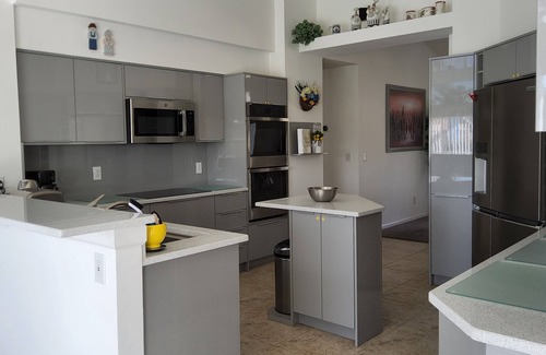 Hudson House | Sunshine Villa - Home from Home