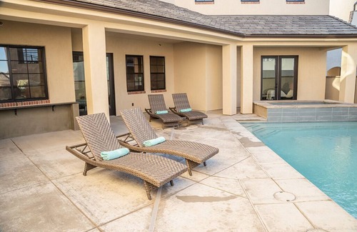 Hurricane House | SUNSHINE VILLA.SLEEPS 30, 8 BR, 8 BA, NEW 2023. Pool/Spa, Super nice and Roomy.