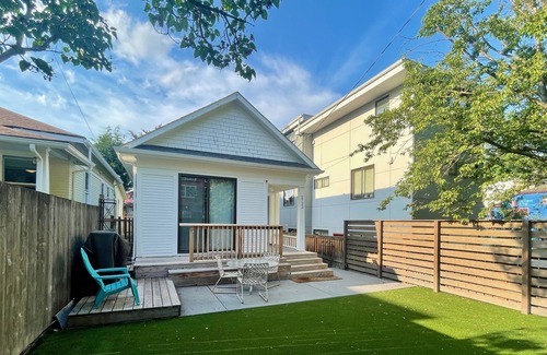 Mann House | Sunsoaked and Centrally Located! 1bd, 1ba, Kitchen, Parking, Yard, WiFi, W/D
