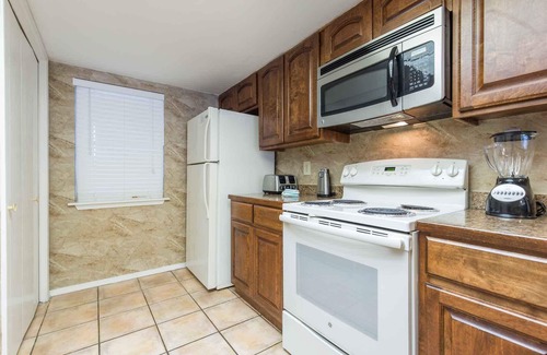 South Padre Island Condo | Suntide II 206 - Condo w/Private Balcony, Beachfront Pool & Spa, Sun Deck, Sand Volleyball, Tennis Court