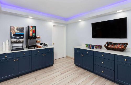 Woodlawn Hotel | Super 8 by Wyndham Baltimore Northwest