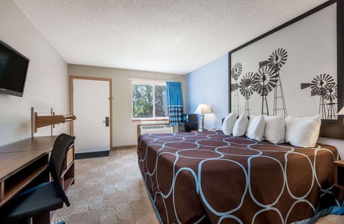 Beloit Hotel | Super 8 by Wyndham Beloit KS