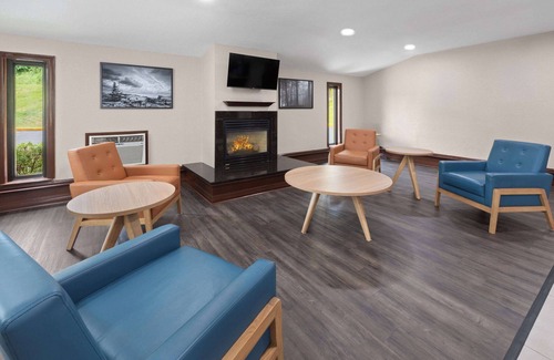 Bridgeport Hotel | Super 8 by Wyndham Bridgeport/Clarksburg Area