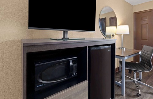 Bridgeport Hotel | Super 8 by Wyndham Bridgeport/Clarksburg Area