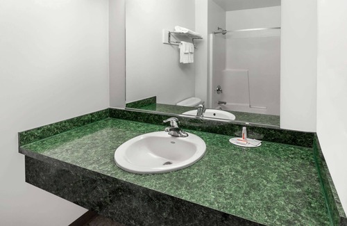 Medford Hotel | Super 8 by Wyndham Central Pt Medford