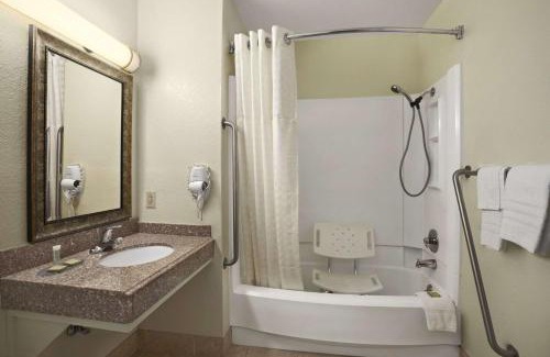 Carlsbad Hotel | Super 8 by Wyndham Carlsbad