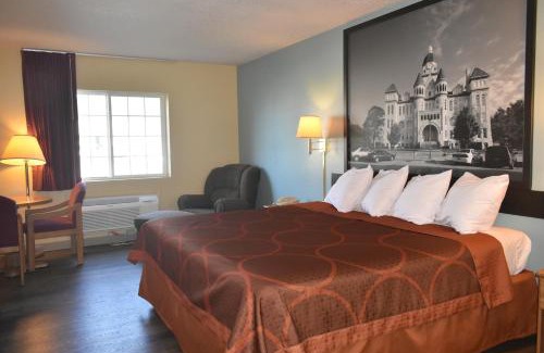 Carthage Hotel | Super 8 by Wyndham Carthage