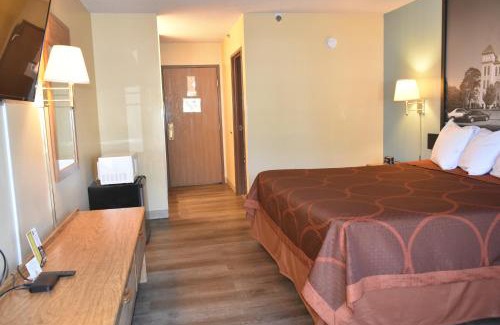 Carthage Hotel | Super 8 by Wyndham Carthage