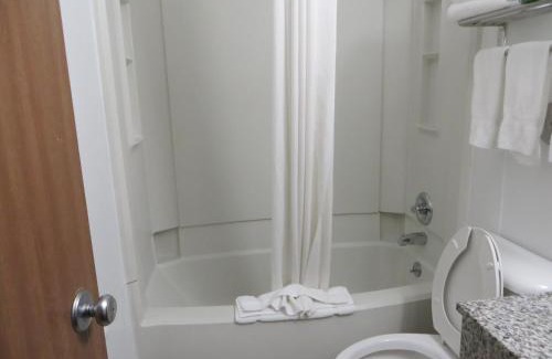 Southwest Area Hotel | Super 8 by Wyndham Cedar Rapids