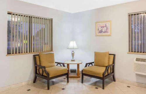 Charlotte Hotel | Super 8 by Wyndham Charlotte/Amusement Park Area