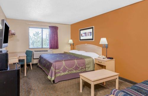 Charlotte Hotel | Super 8 by Wyndham Charlotte/Amusement Park Area