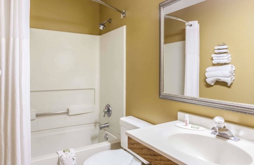 Charlotte Hotel | Super 8 by Wyndham Charlotte/Amusement Park Area