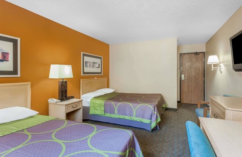 Charlotte Hotel | Super 8 by Wyndham Charlotte/Amusement Park Area