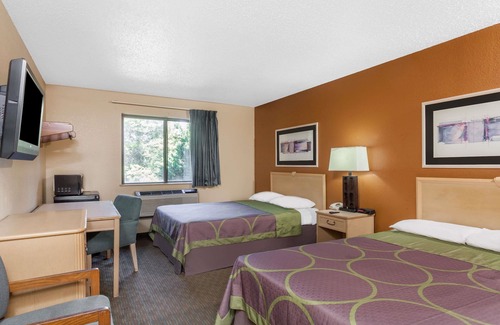 Charlotte Hotel | Super 8 by Wyndham Charlotte/Amusement Park Area