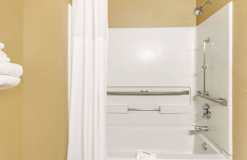 Charlotte Hotel | Super 8 by Wyndham Charlotte/Amusement Park Area