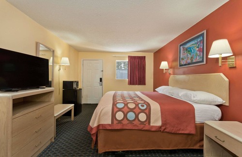 Chipley Hotel | Super 8 by Wyndham Chipley
