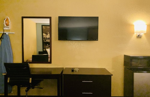 Springdale Hotel | Super 8 by Wyndham Cincinnati/Springdale OH
