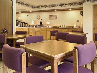 Coshocton Hotel | Super 8 by Wyndham Coshocton Roscoe Village