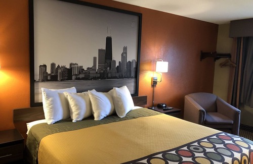 Crystal Lake Hotel | Super 8 by Wyndham Crystal Lake