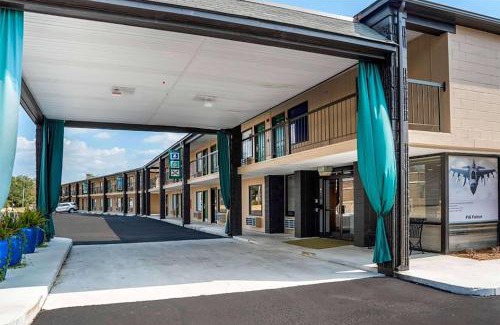 Daleville Hotel | Super 8 by Wyndham Daleville-Fort Novosel
