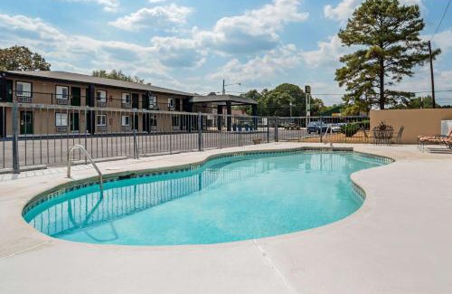 Daleville Hotel | Super 8 by Wyndham Daleville-Fort Novosel