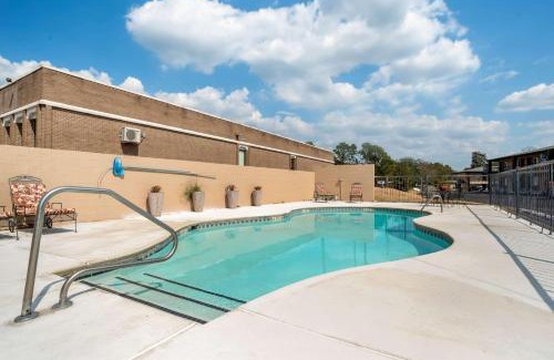 Daleville Hotel | Super 8 by Wyndham Daleville-Fort Novosel