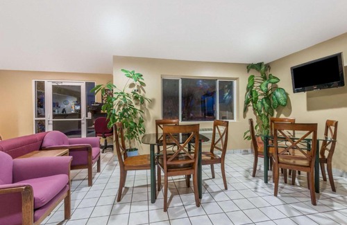 Florence Hotel | Super 8 by Wyndham Florence CO